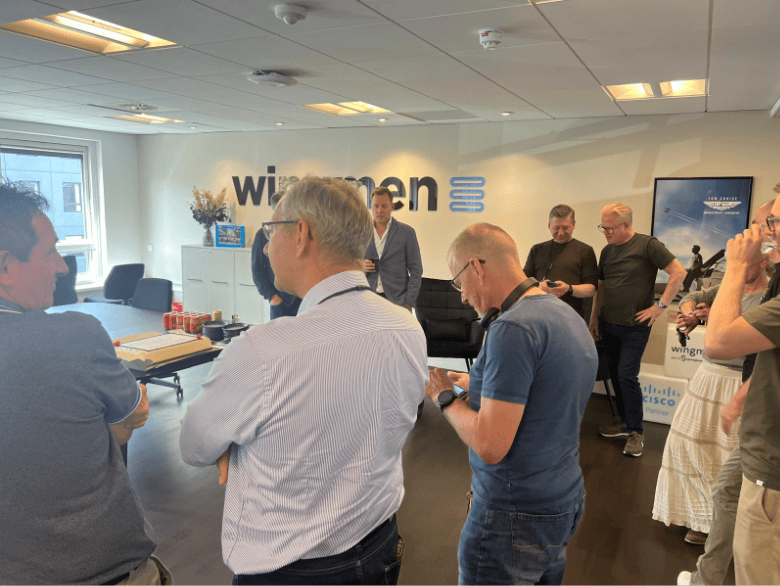 Et billede, der indeholder tøj, person, menneske, indendørs Indhold genereret af kunstig intelligens kan være forkert.